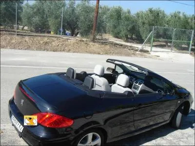 Ce cabriolet est ... .