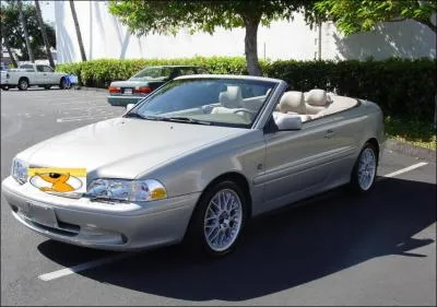 Ce cabriolet est ... .