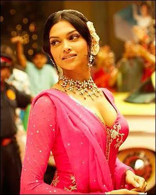 Mannequin et actrice de Bollywood, je suis ne au Danemark. Dans 'Om Shanti Om', je suis Shanti Priya, mais aussi Sandhya. Qui suis-je ?