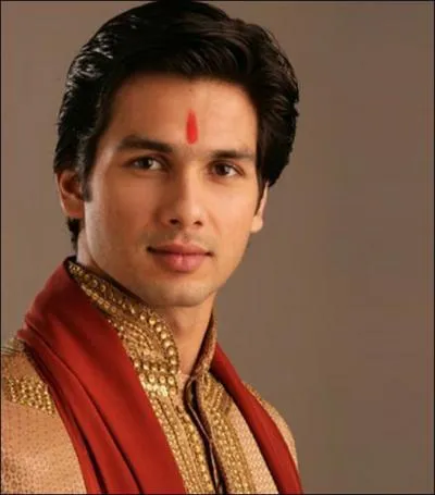 En 2006, je participe, avec d'autres stars de Bollywood,  la tourne 'Rockstars Concert'. Je suis Jeetu dans 'Chup Chup Ke'. Qui suis-je ?