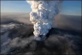 O se trouve le volcan Eyjafjll qui a paralys le trafic arien d'une grande partie de l'Europe en avril 2010 ?
