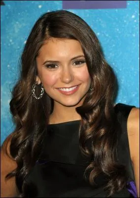 Quels sont les deux rles que joue Nina Dobrev ?