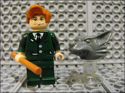 Professeur du personnage de la question 25, qui se transforme en Loup Garou.