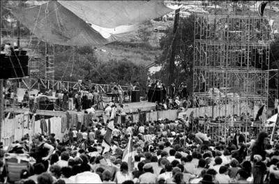 Quel groupe prvu au festival n'a pas pu venir car les membres taient bloqus  l'aeroport?