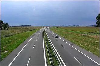 En rentrant, nous sommes passs sous une autoroute, mais o a t construite la premire autoroute au monde ?