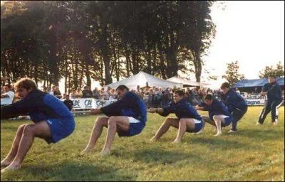 Dans les preuves de Tir  la corde officielles. Pour remporter la victoire, de combien de mtres, l'quipe adverse doit dpasser la ligne mdiane ?