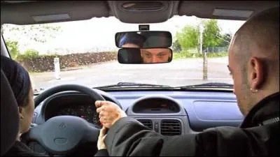 L'allumage d'un voyant de couleur rouge sur mon tableau de bord m'indique :