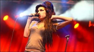 A quel ge est dcde la chanteuse britannique Amy Winehouse, le 23 juillet ?