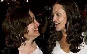 Comment s'appelle la maman d'Angelina Jolie ?