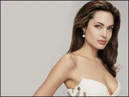 A quel ge Angelina Jolie devient-elle mannequin ?