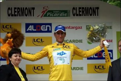 Dans quelle épreuve cycliste, le vainqueur revêt le maillot jaune ?