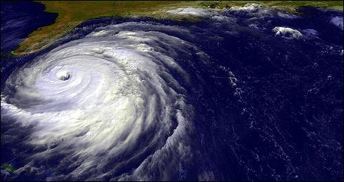 Quel ouragan a provoqué une évacuation massive de New York, le 20 août ?