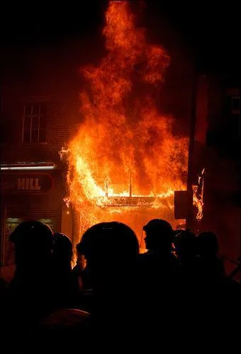 Qu'est-ce qui a dclench les meutes dans plusieurs villes du Royaume-Uni, au cours du mois d'aot ?