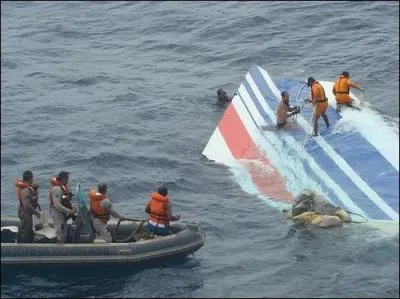 Selon le Bureau d'enqutes et d'analyses, qui est principalement responsable du crash du vol Rio-Paris, le 1er juin 2009 ?