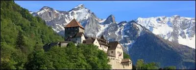 L'Ouzbékistan est doublement enclavé (deux frontières à passer pour atteindre la mer). Un seul autre pays est dans le même cas :