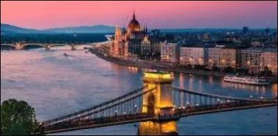 Ce pays dont est originaire le président Nicolas Sarközy de Nagy-Bocsa est le seul enclavé parmi ceux que je propose.