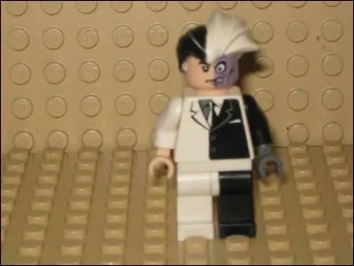 DoubleFace est un ennemi de ...