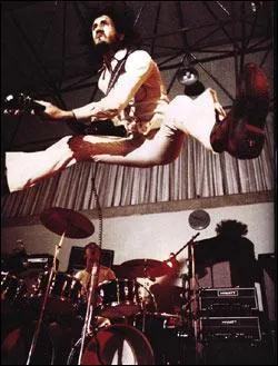 Pete Townshend monte toujours sur scene, mais il a un handicap important lequel ?