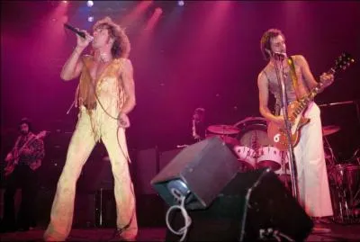 A quelle place The Rolling Stone Magazine place le groupe parmis les ' 100 Plus Grands Artistes de Tous les Temps '  ?