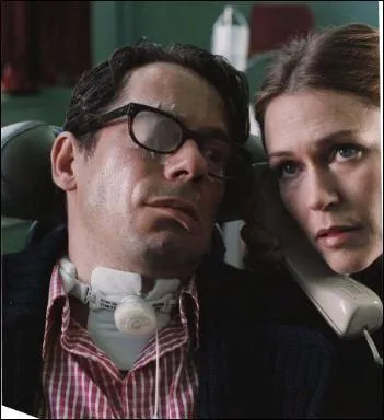 Ce film raconte l'histoire vraie d'un journaliste qui, apr�s un accident cardio-vasculaire, ne peut communiquer qu'avec les mouvements de sa paupi�re gauche. C'est :