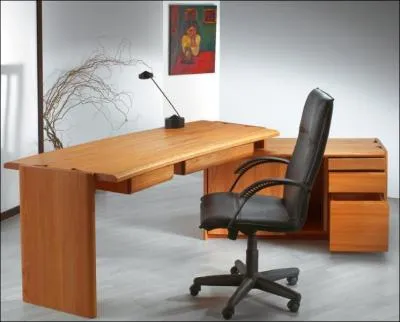 Quel est l'objet se trouvant à coté de ce bureau ?
