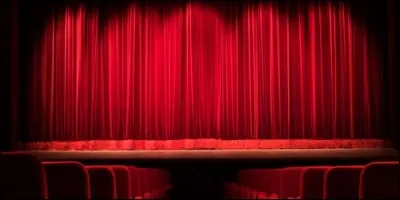 Au théâtre, qu'appelle-t-on la boîte à sel ?