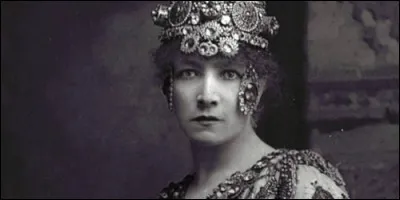 Je suis une célèbre actrice du XIXe siècle, la première à jouer sur les cinq continents. Marcel Proust s'est inspiré de moi pour son personnage de "La Berma". Quel est mon nom ?