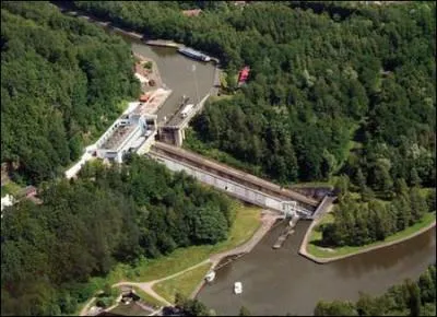 Il est long de 312 km et relie Vitry-le-Franois  Strasbourg. Sur son parcours le plan inclin d'Arzviller, mis en service en 1967, a permis la suppression de 17 cluses. C'est le canal :