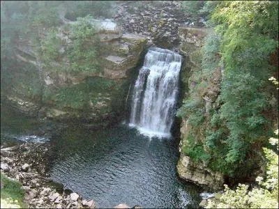 Le Saut du Doubs est  la frontire franco-suisse, en rgion Franche-Comt. Quelle est la hauteur de la chute d'eau ?