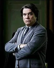 Comment se nomme ce policier solitaire, surmen et insomniaque ?