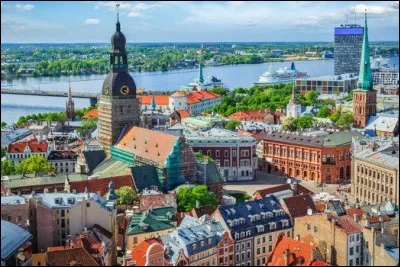 Quelle capitale européenne est arrosée par la Vistule ?