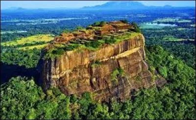 Quelle île se trouve au sud-est de la péninsule indienne ?