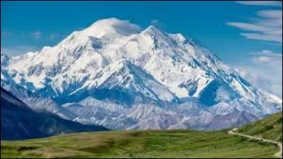 Quelle est l'altitude du Denali (anciennement mont McKinley), le point culminant d'Amérique du Nord ?