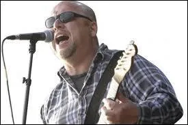 Quel groupe de rock alternatif, form  Boston en 1986, est emmen par Frank Black ?