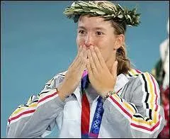 Aux Jeux olympiques d'Athnes en 2004, Justine dcroche la mdaille d'or face ...