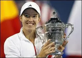 En 2007, Justine ne perd que quatre matchs et remporte dix titres WTA dont...