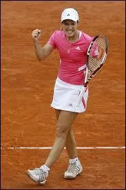 Justine fte son quinzime anniversaire en remportant...