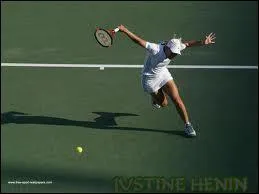 En quelle anne Justine fait-elle ses dbuts sur le circuit professionnel ?