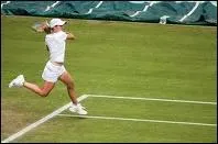 En 2001, la joueuse belge dispute et s'incline lors sa premire finale de Grand Chelem  Wimbledon face ...