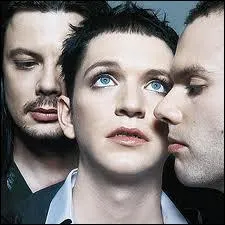 Quel groupe de rock alternatif est fond  Londres en 1994 par Brian Molko et Stefan Olsdal ?