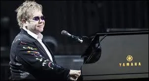 Quel chanteur-compositeur britannique a t anobli ?