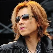 C'est le meneur et batteur (et mme pianiste) du groupe. Qui est-ce ?