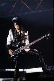 C'est le bassiste du groupe en 1992-1998 et depuis sa runification. Qui est-ce ?