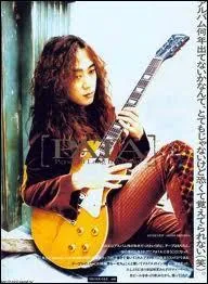 C'est le deuxime guitariste de X Japan, toujours prsent dans le groupe. Qui est-ce ?