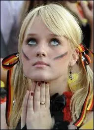 Pour quelle quipe prie cette jeune supportrice ?