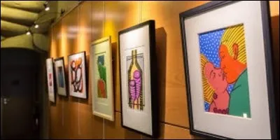 La cimaise, c'est l'endroit où l'on accroche des tableaux.