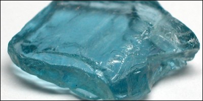 Comment s'appelle ce minéral du groupe des silicates. C'est une variété de béryl, transparente, de couleur bleu clair évoquant l'eau de mer ?