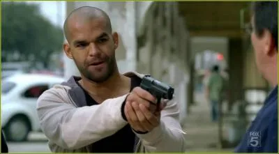 Saison 2 - Sur qui Sucre pointe-t-il son arme ?