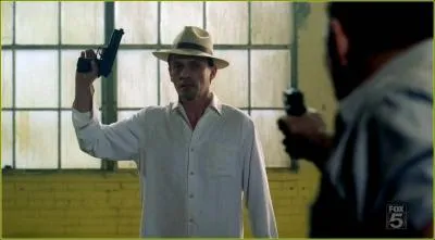 Saison 2 - Sur cette photo, nous voyons T-Bag de face et Bellick de dos mais qui accompagne Bellick ?