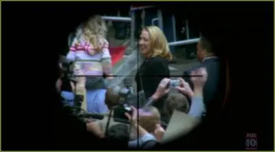 Saison 2 - Qui pointe son arme sur Caroline Reynolds ?